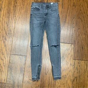 We the free women’s faded gray distressed zipper ankle jeans